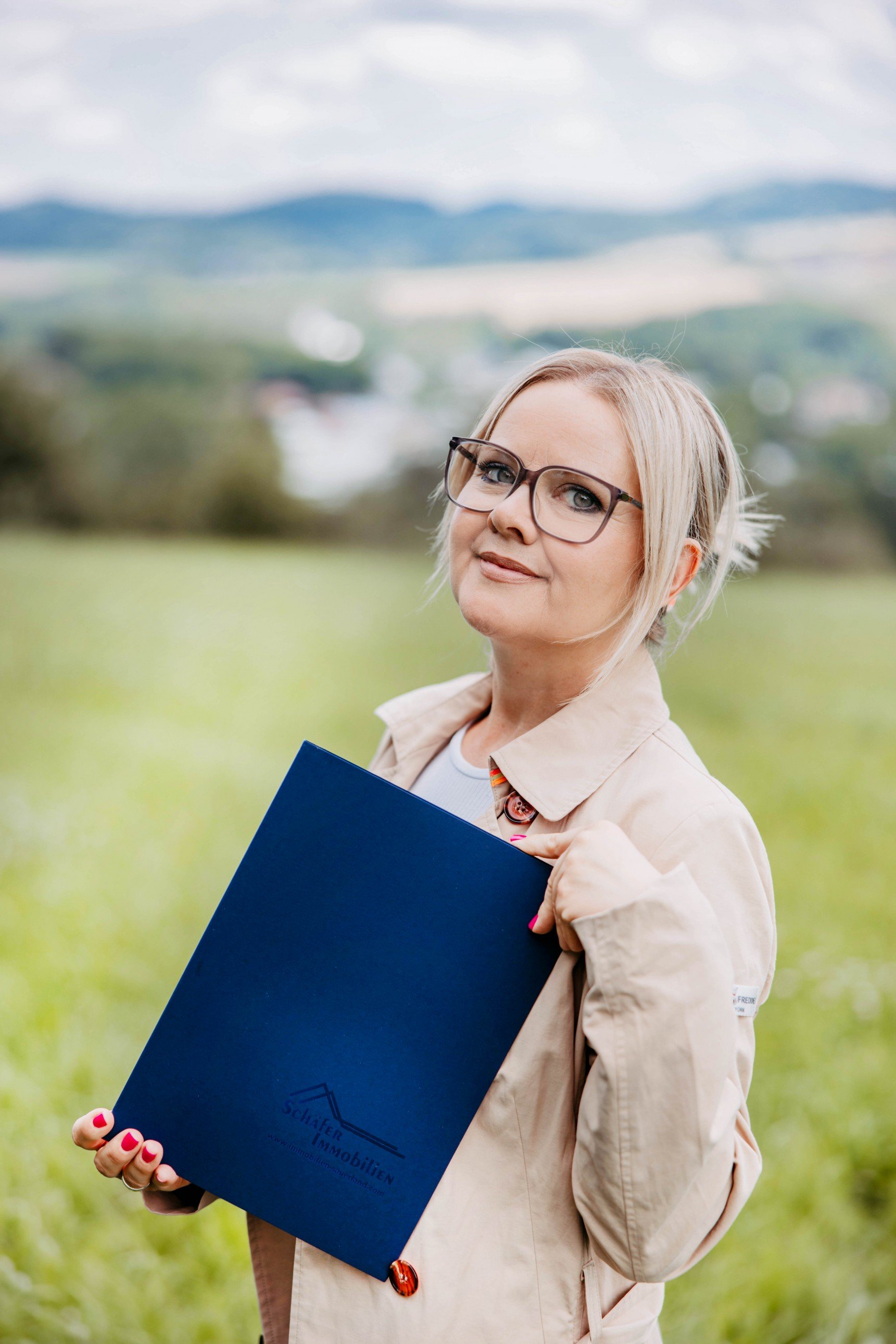 Gl�ckliches Ehepaar vertraut auf Immobilienmakler Muster Immobilien