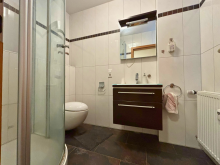 Badezimmer EG Altbau trifft Komfort: Viel Raum auf drei Etagen