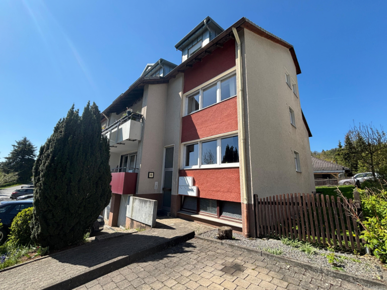 Hausansicht Balve Dachgeschosswohnung Ich bin eine moderne Dachgeschosswohnung mit Weitblick �ber Balve