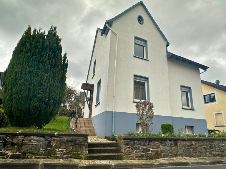 Hausansicht Altena Zweifamilienhaus Betreten. Entdecken. Verwandeln: Ein Zweifamilienhaus mit M�glichkeiten