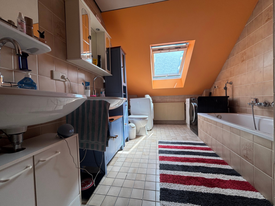 Badezimmer Dachgeschoss Wohnung Mehrfamilienhaus Neuenrade