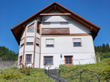 Hausansicht Einfamilienhaus mit atemberaubendem Bergblick - Leben hoch oben in den Wolken