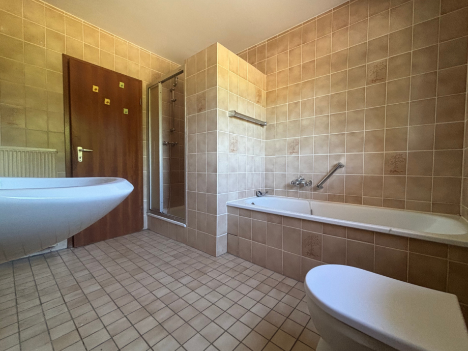 Badezimmer Erdgeschoss Wohnung Mehrfamilienhaus Neuenrade