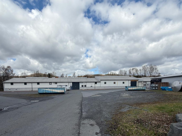 Ansicht Neuenrade Halle / Lager / Produktion Halle hier. Halle da. Deine neue Gewerbehalle in Neuenrade steht bereit.