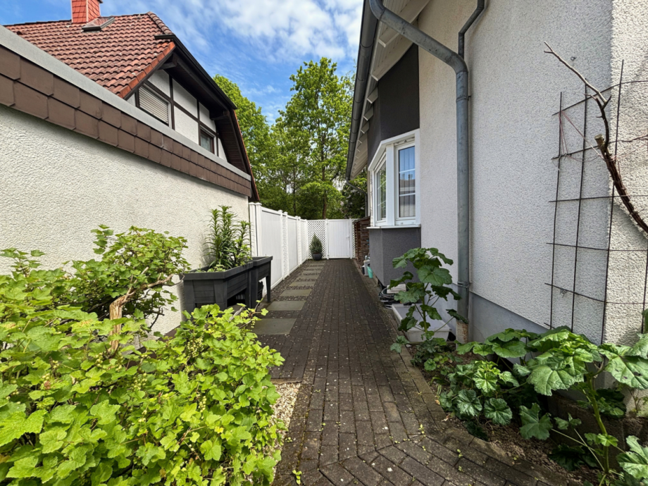 Eingang von drau�en zum Garten Einfamilienhaus Hemer