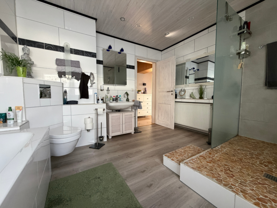 Badezimmer Obergeschoss Erdgeschosswohnung Menden (Sauerland)