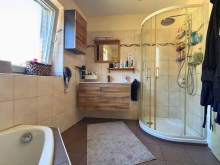 Badezimmer OG Modern wohnen + flexibel leben. Doppelhaush�lfte mit separatem Apartment