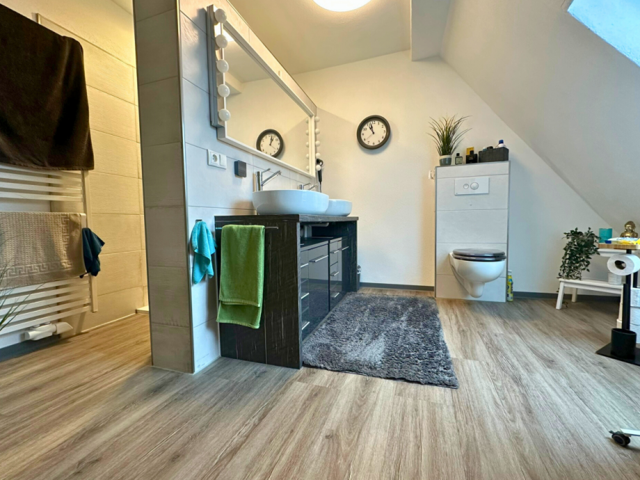 Badezimmer Dachgeschosswohnung Doppelhaush�lfte Balve
