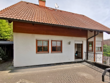Terrassenansicht Einfamilienhaus mit atemberaubendem Bergblick - Leben hoch oben in den Wolken
