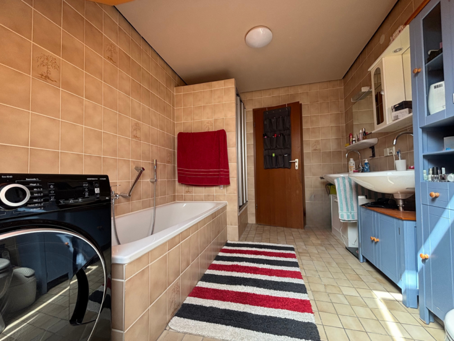 Badezimmer Dachgeschoss Wohnung Mehrfamilienhaus Neuenrade