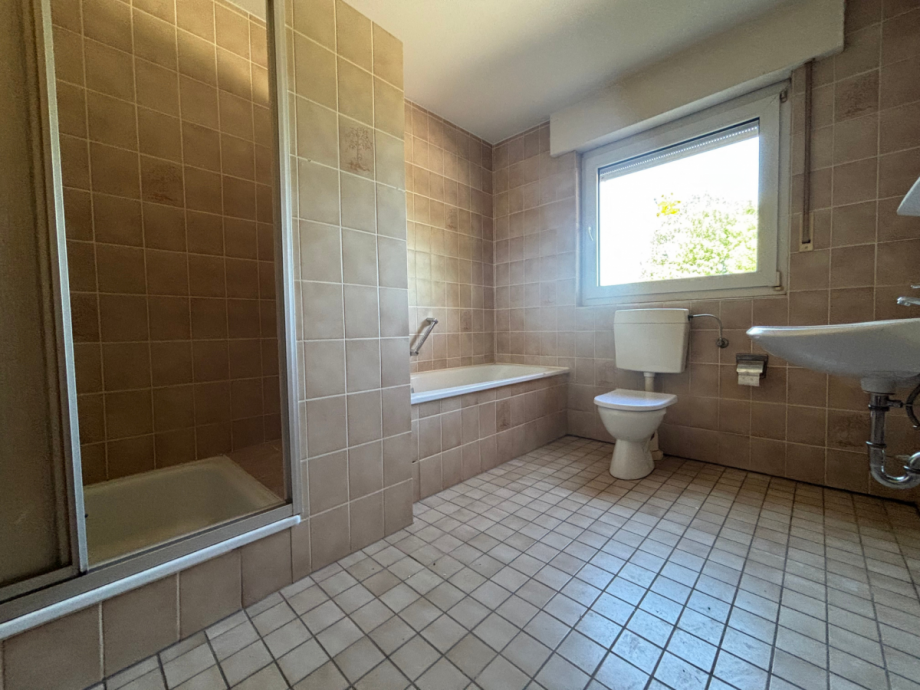 Badezimmer Erdgeschoss Wohnung Mehrfamilienhaus Neuenrade