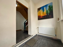 Hauseingang Altbau trifft Komfort: Viel Raum auf drei Etagen