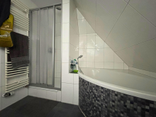 Badezimmer EG Altbau trifft Komfort: Viel Raum auf drei Etagen