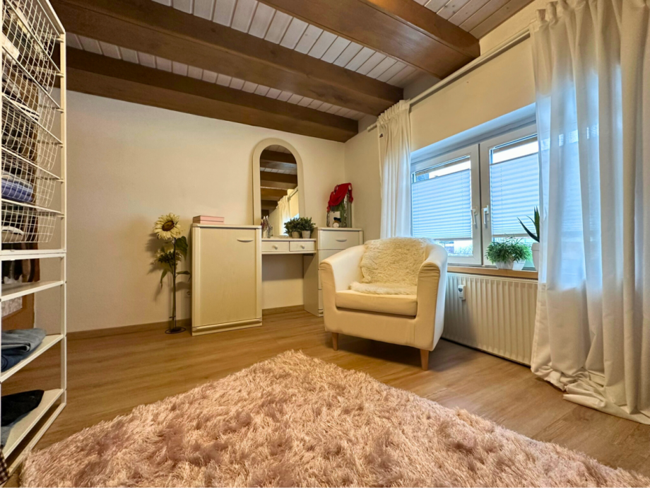 Garderobenzimmer Hauptwohnung Obergeschoss Doppelhaush�lfte Balve