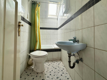 Badezimmer OG Betreten. Entdecken. Verwandeln: Ein Zweifamilienhaus mit M�glichkeiten