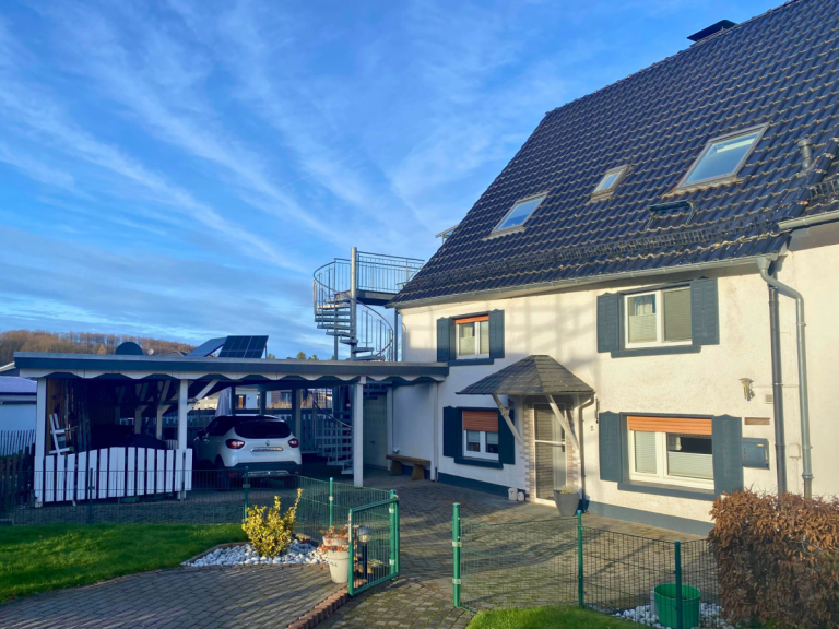 Hausansicht Balve Doppelhaush�lfte Exklusives Wohnen in naturnaher Lage von Balve - Ruhe und Lebensqualit�t vereint