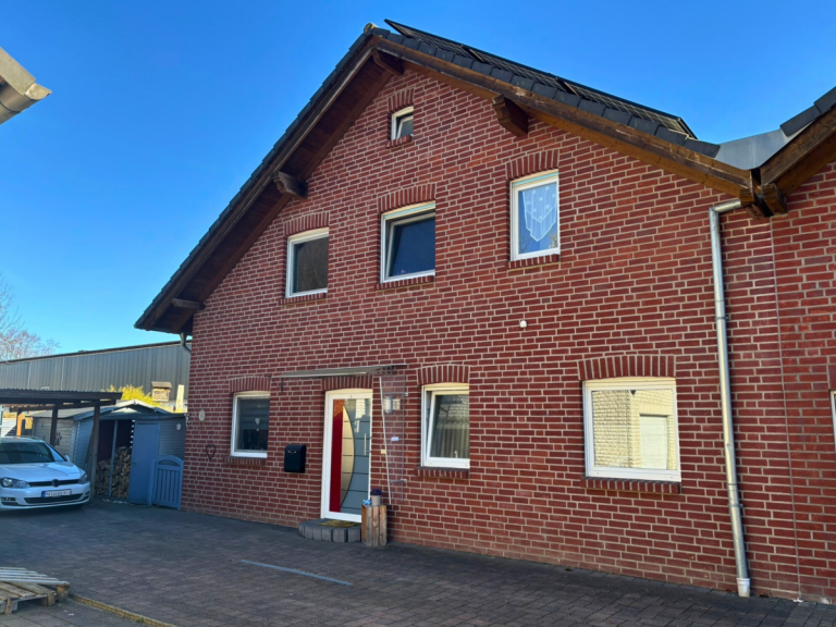 Hausansicht Neuenrade Doppelhaush�lfte Familienzeit: Doppelhaush�lfte mit Garten und viel Platz