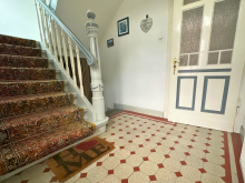 Hausflur EG Betreten. Entdecken. Verwandeln: Ein Zweifamilienhaus mit M�glichkeiten